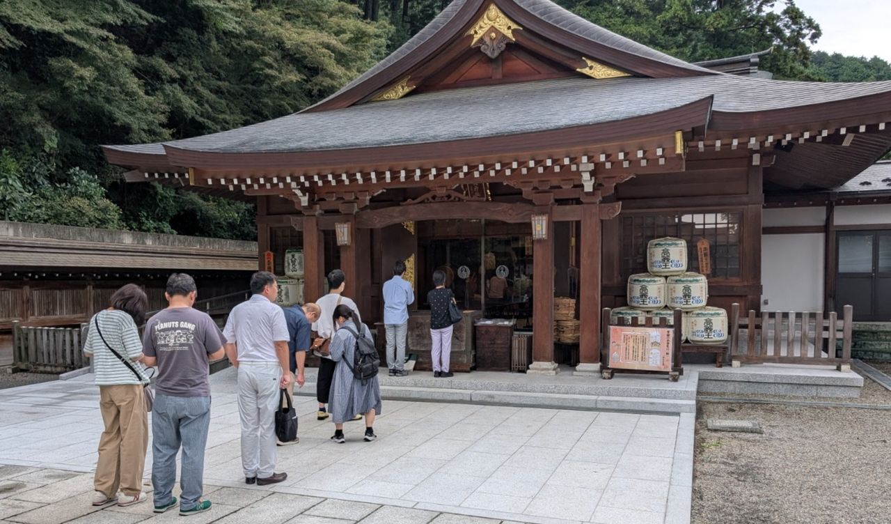 参拝客の行列ができていた高麗神社の外拝殿。覆屋(おおいや)内の本殿は戦国時代の天文21(1552)年建立で、埼玉県の文化財(五味洋治撮影)