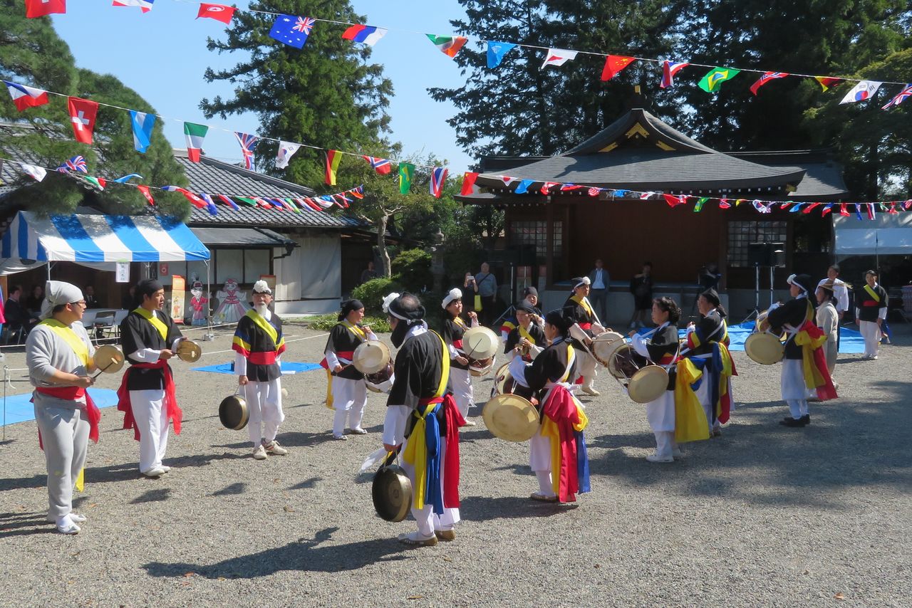 毎年10月には、サムルノリなどの打楽器演奏をはじめ韓国にちなんだ出し物が境内で披露される(髙麗神社提供)