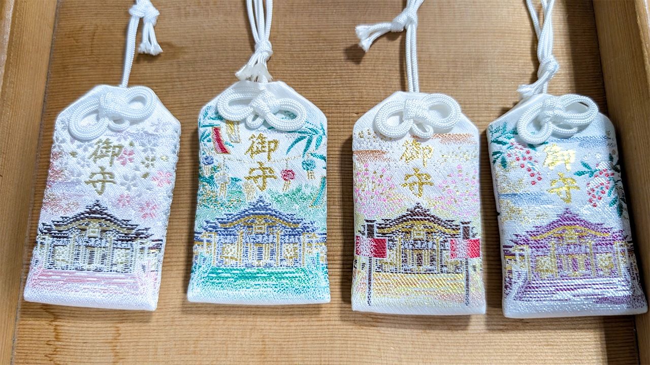 高麗神社には、季節ごとにデザインが変わるお守りもある(五味洋治撮影)