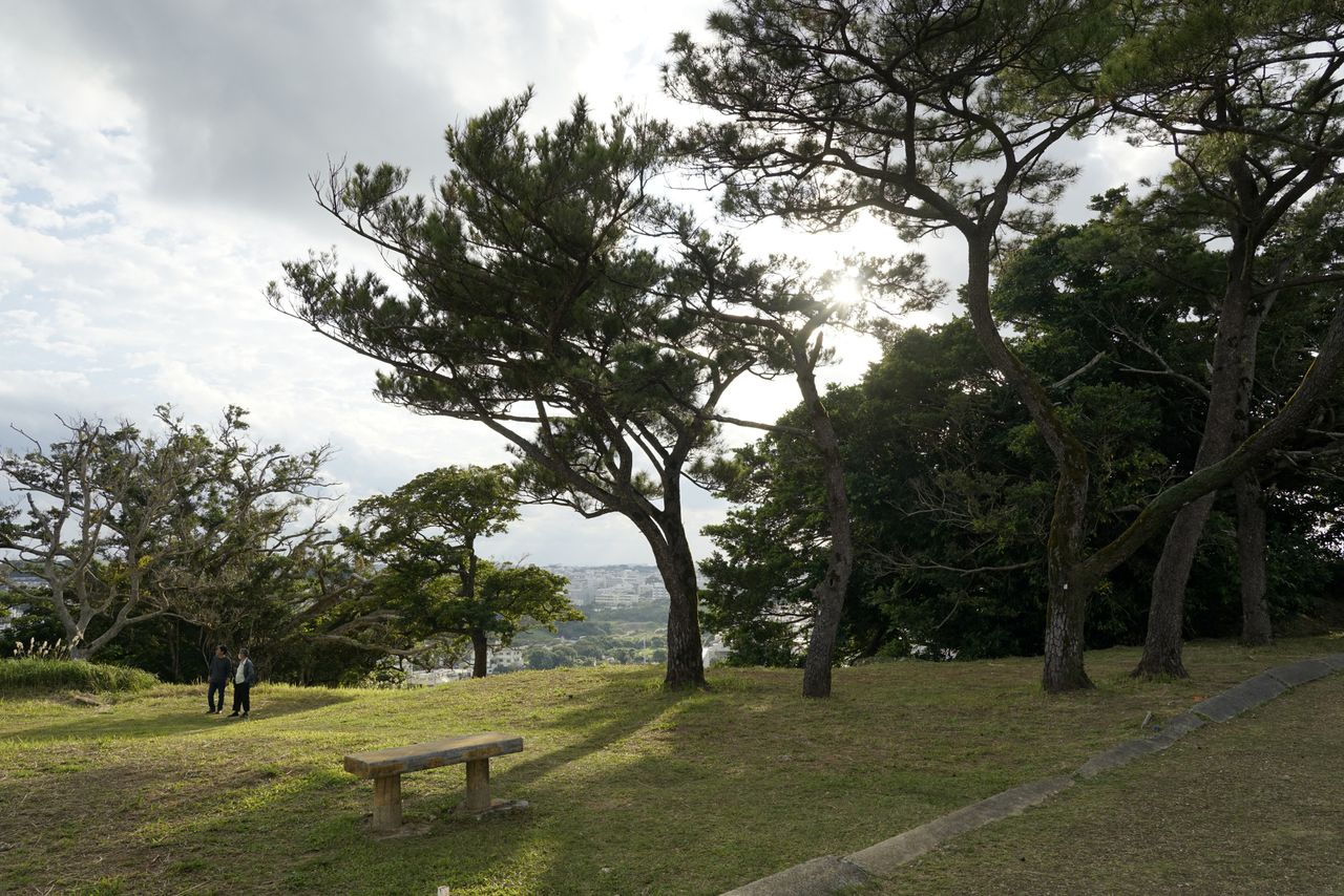 広場にはかつて高麗(こうらい)系瓦ぶきの正殿があった 撮影=大坂 寛