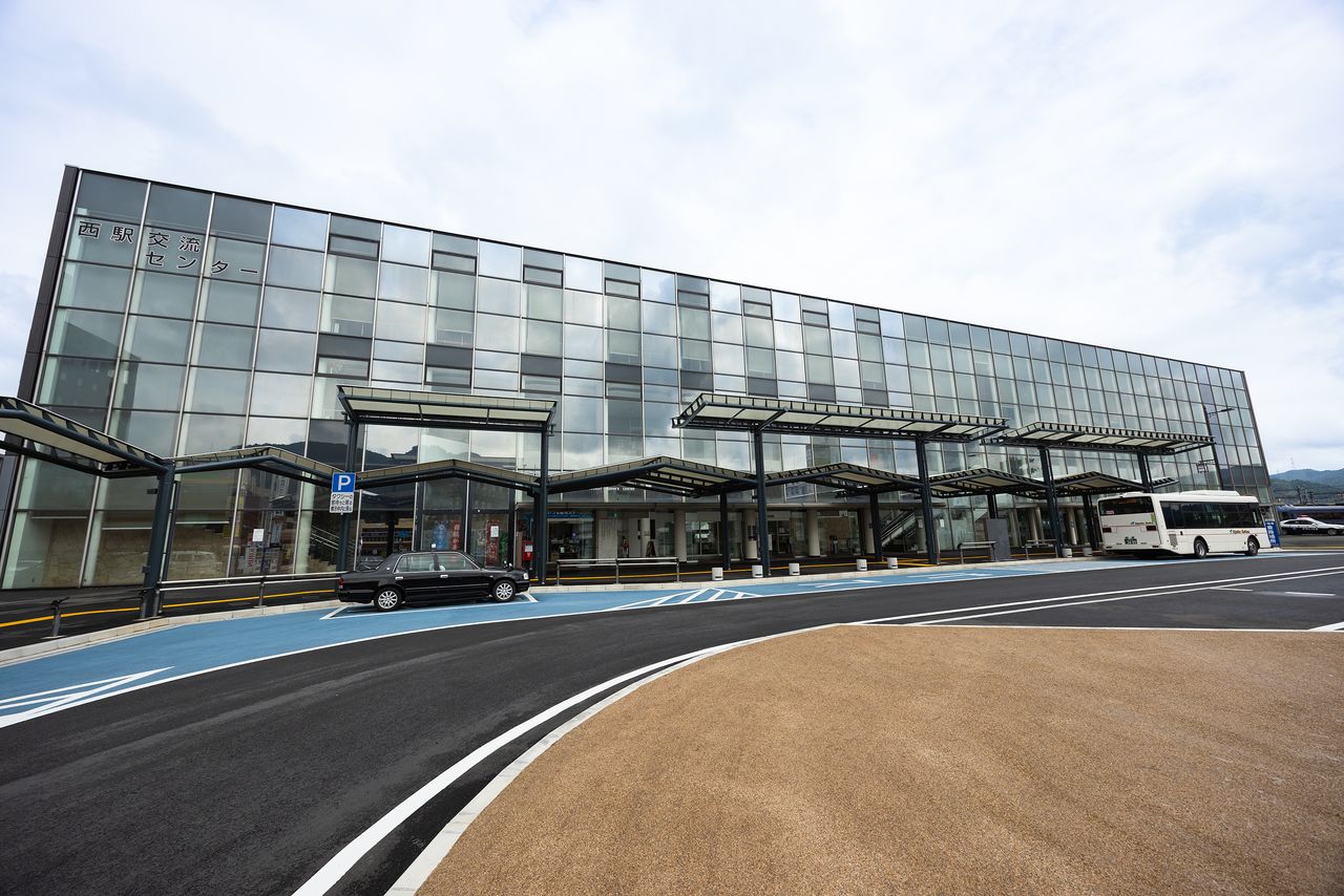 JR舞鶴線「西舞鶴」駅は、京都丹後鉄道宮舞線の始発駅でもある