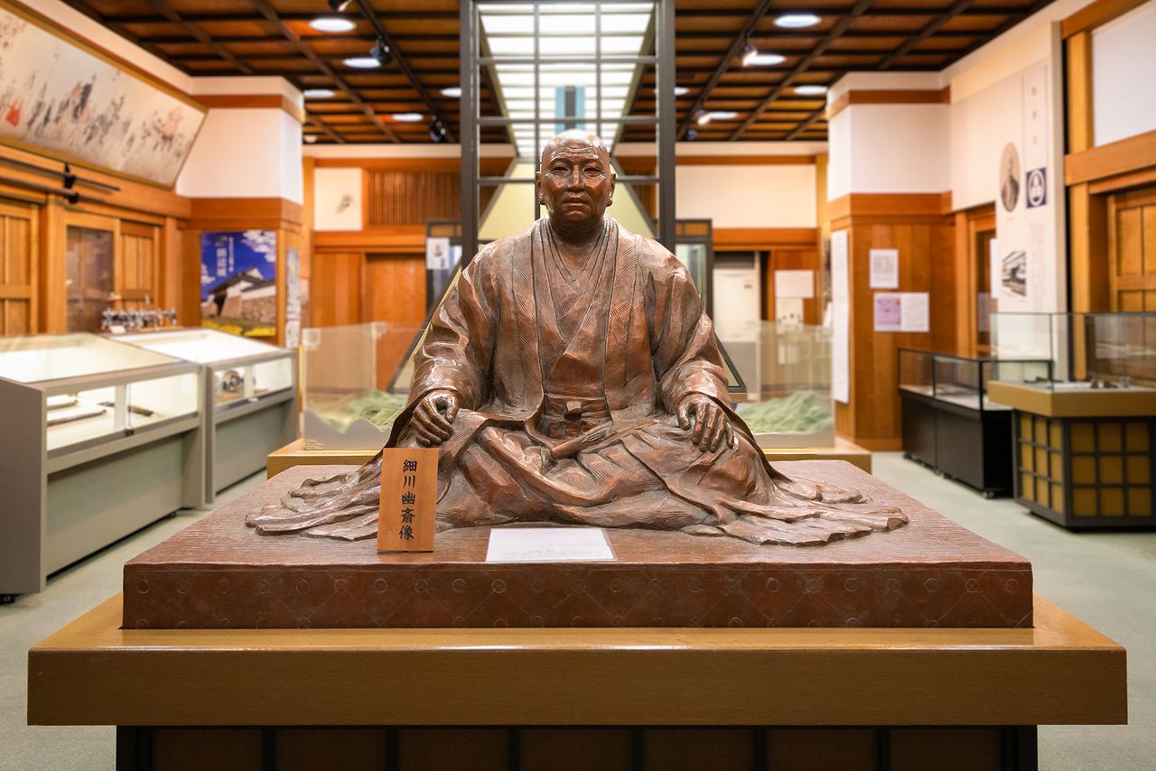 細川幽斎像が中央に鎮座する田辺城資料館の展示室