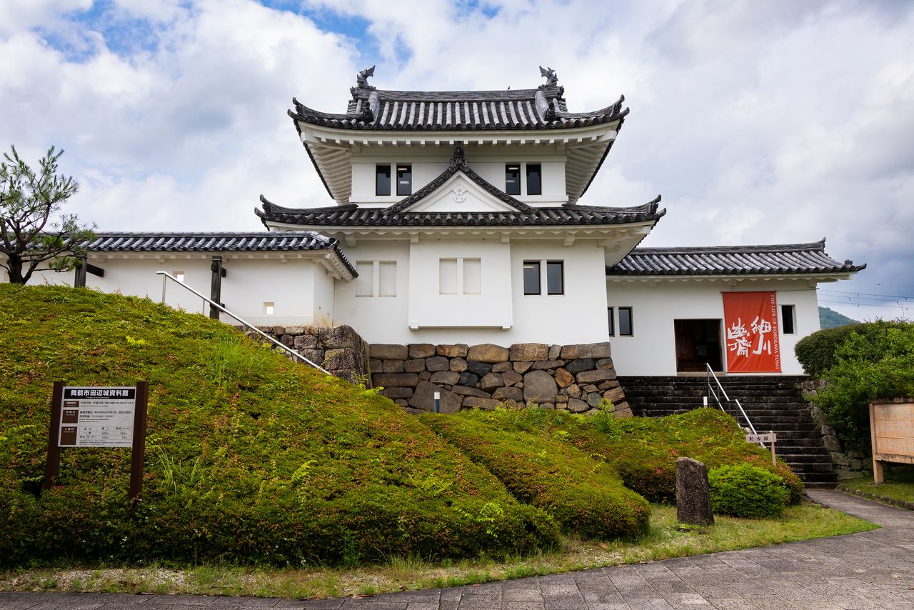 彰古館では幽斎の激動の生涯を紹介するタペストリーなどを展示する