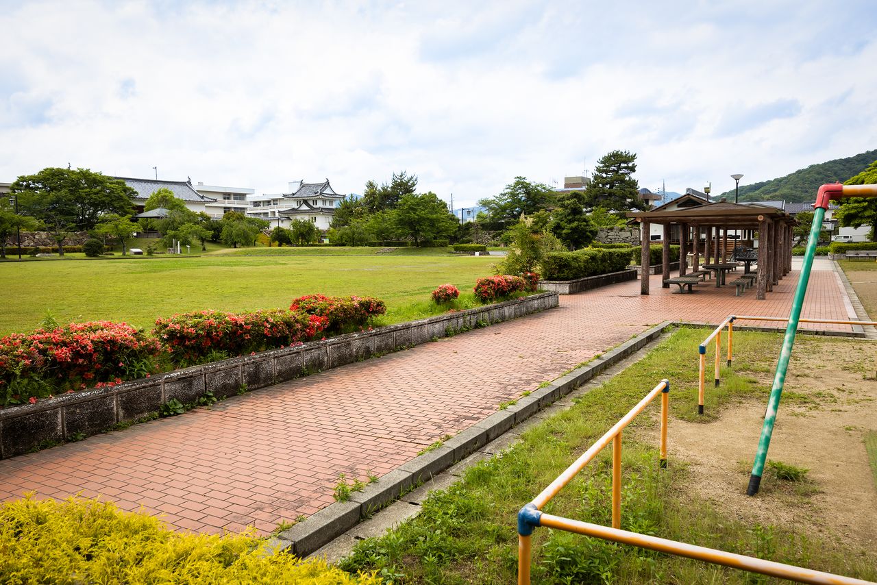 かつての籠城戦の舞台が、今では憩いの場「舞鶴公園」として市民に愛されている