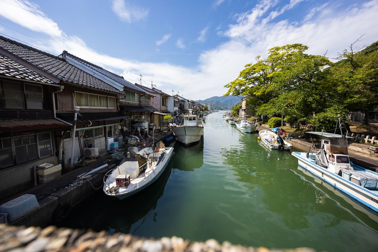 細い水路に舟屋と漁船がぎっしりと並ぶ吉原入江