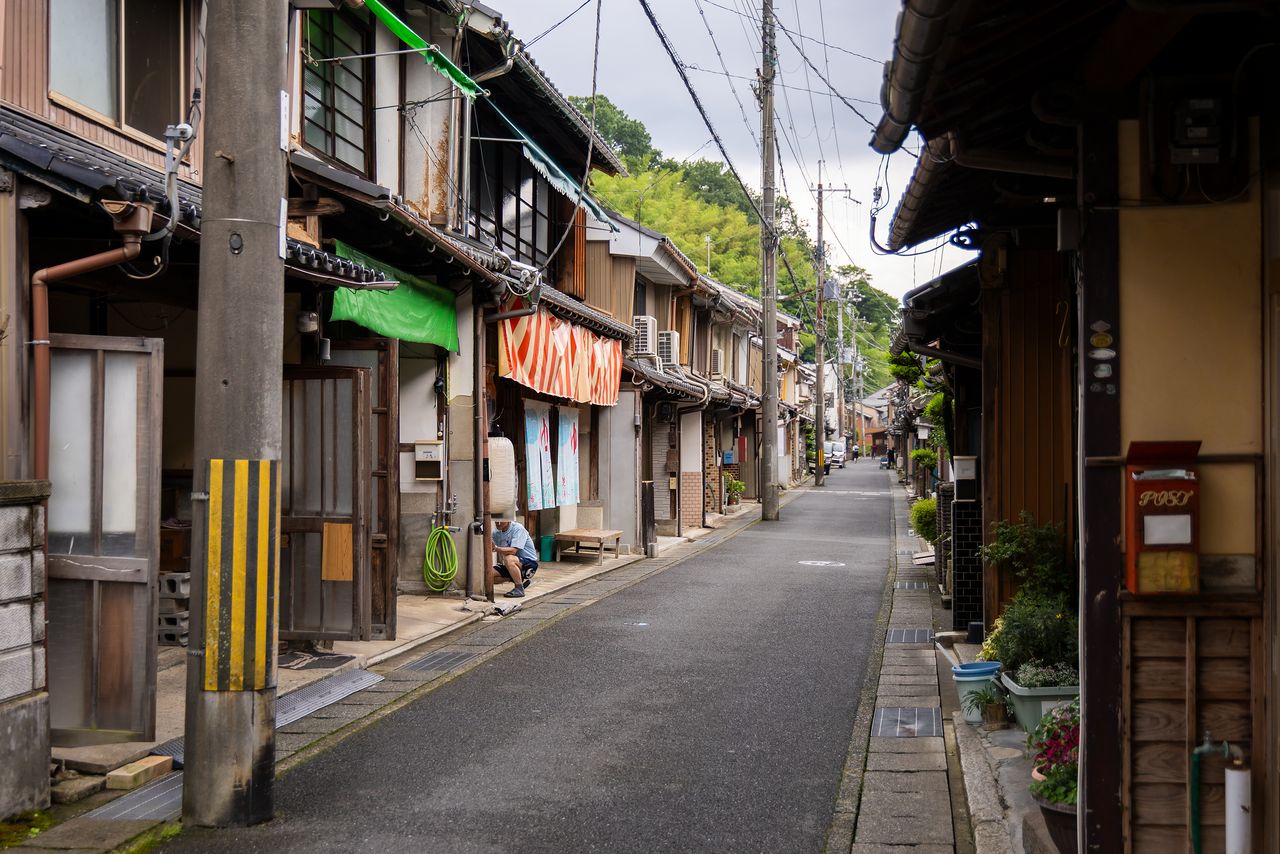 車1台がやっと通れる細い道が入り組むのは、昔ながらの漁師町ならではの光景