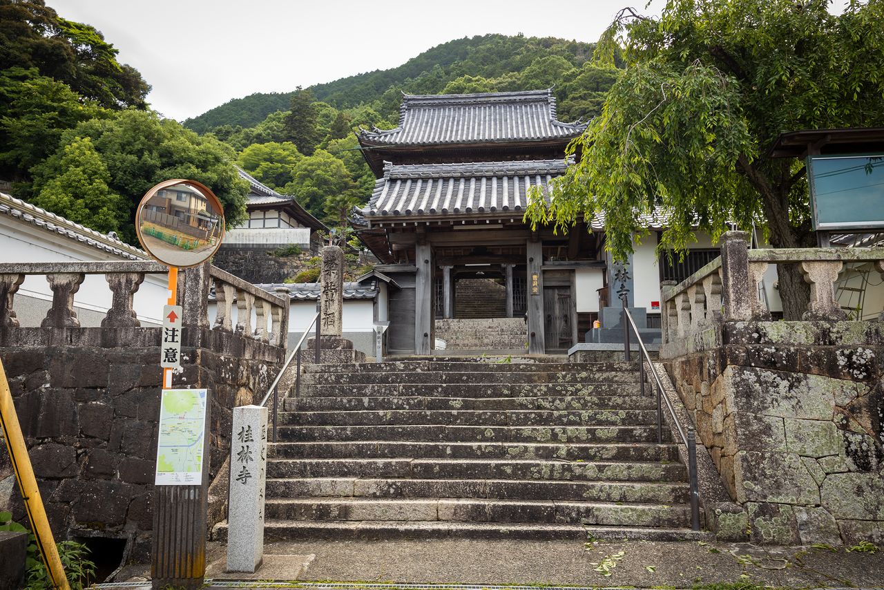寺町にある桂林寺は室町時代の創建。籠城戦の際には、和尚と弟子14人が幽斎の元に駆け付け、一緒に立てこもったという