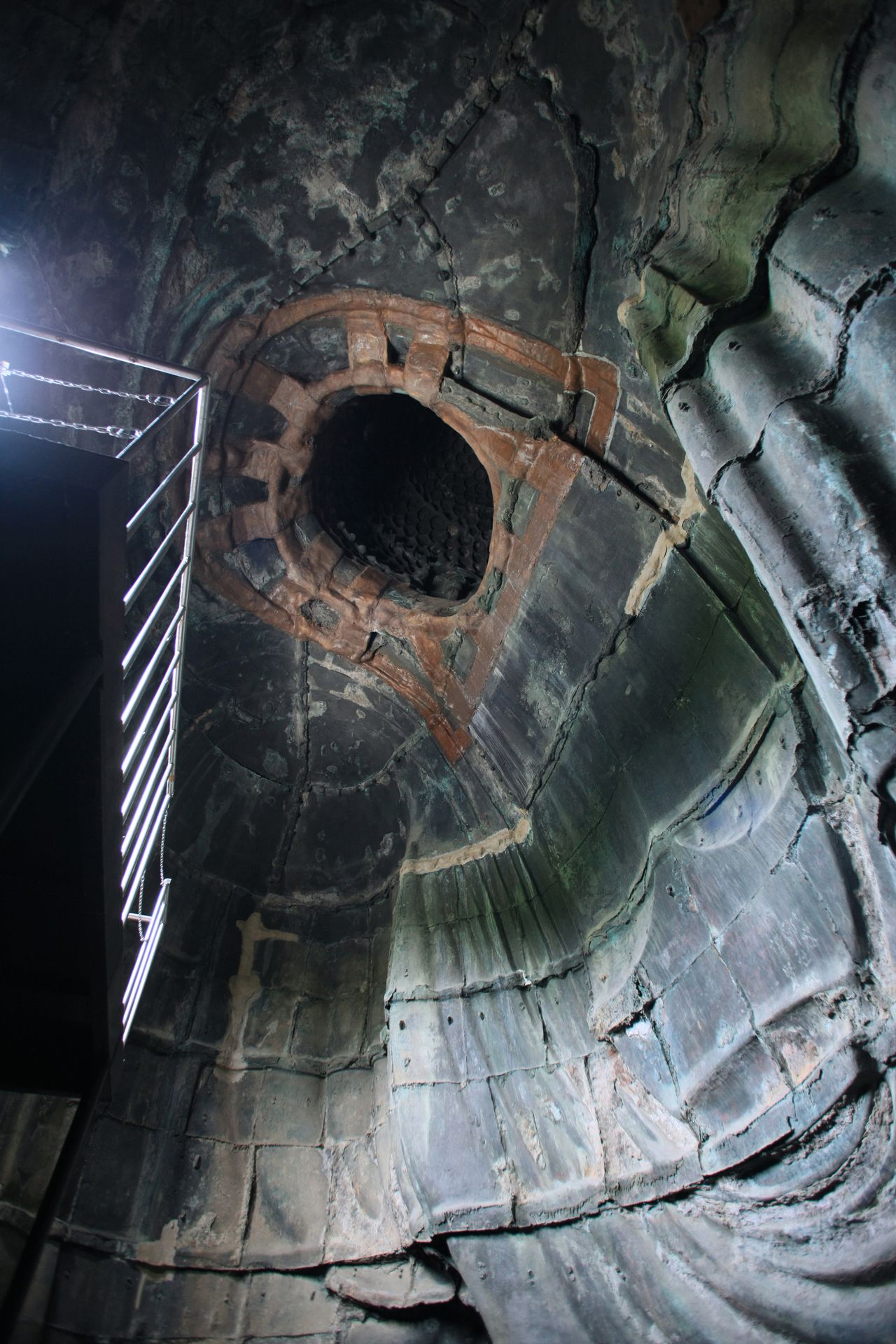 大仏の胎内。継ぎ目がくっきり残る 写真=原田寛