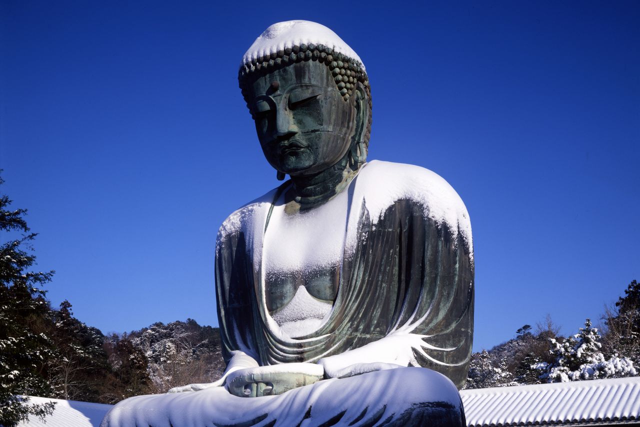 冬には、運が良ければ雪景色の大仏に出会える 写真=原田寛