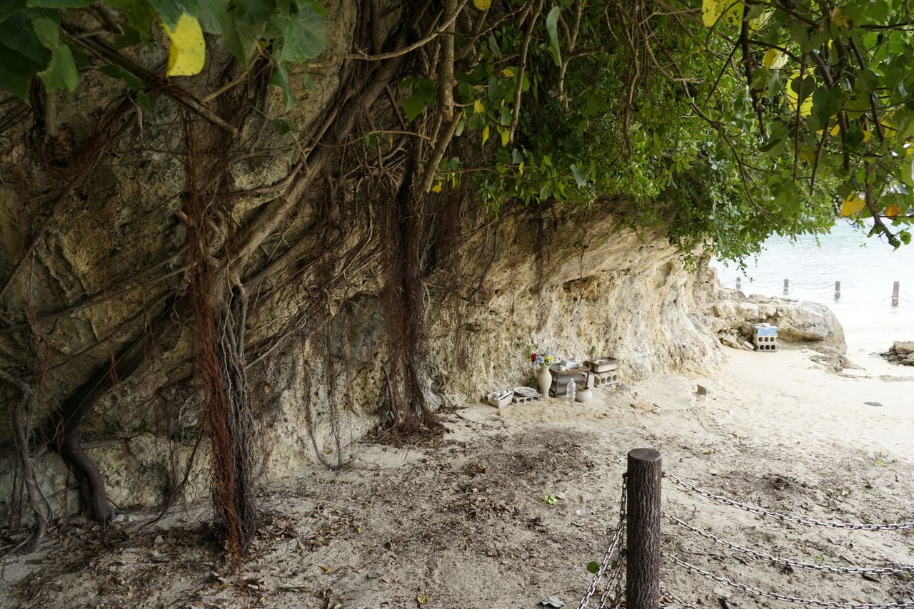 竜宮と呼ばれる拝所。ニライカナイに通じていると信じられてきた 撮影=大坂 寛