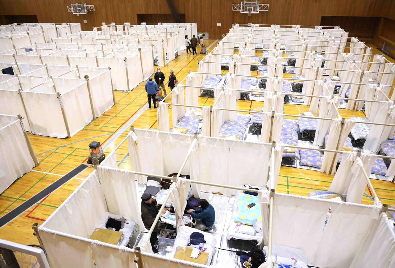 能登地震時の金沢市の避難所=2024年1月11日(時事)