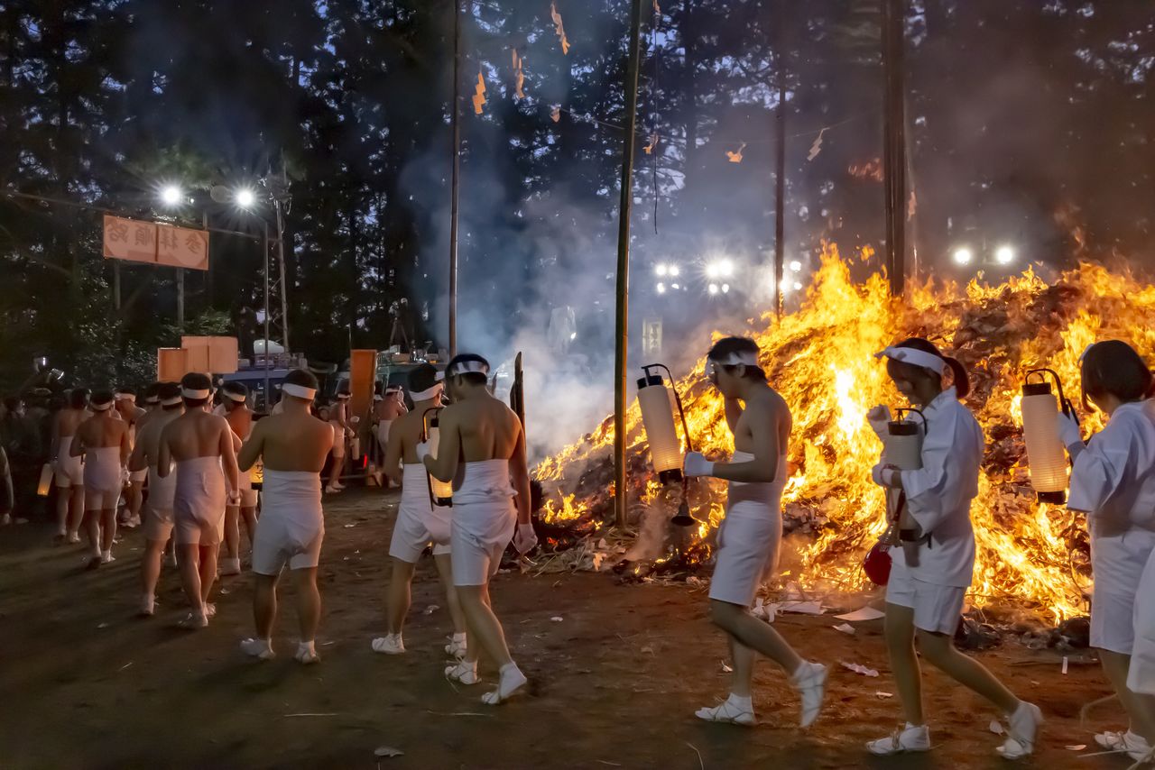 「裸参り」として全国的に有名な大崎八幡宮の「どんと祭(松焚祭=まつたきまつり)」(© Sentia)