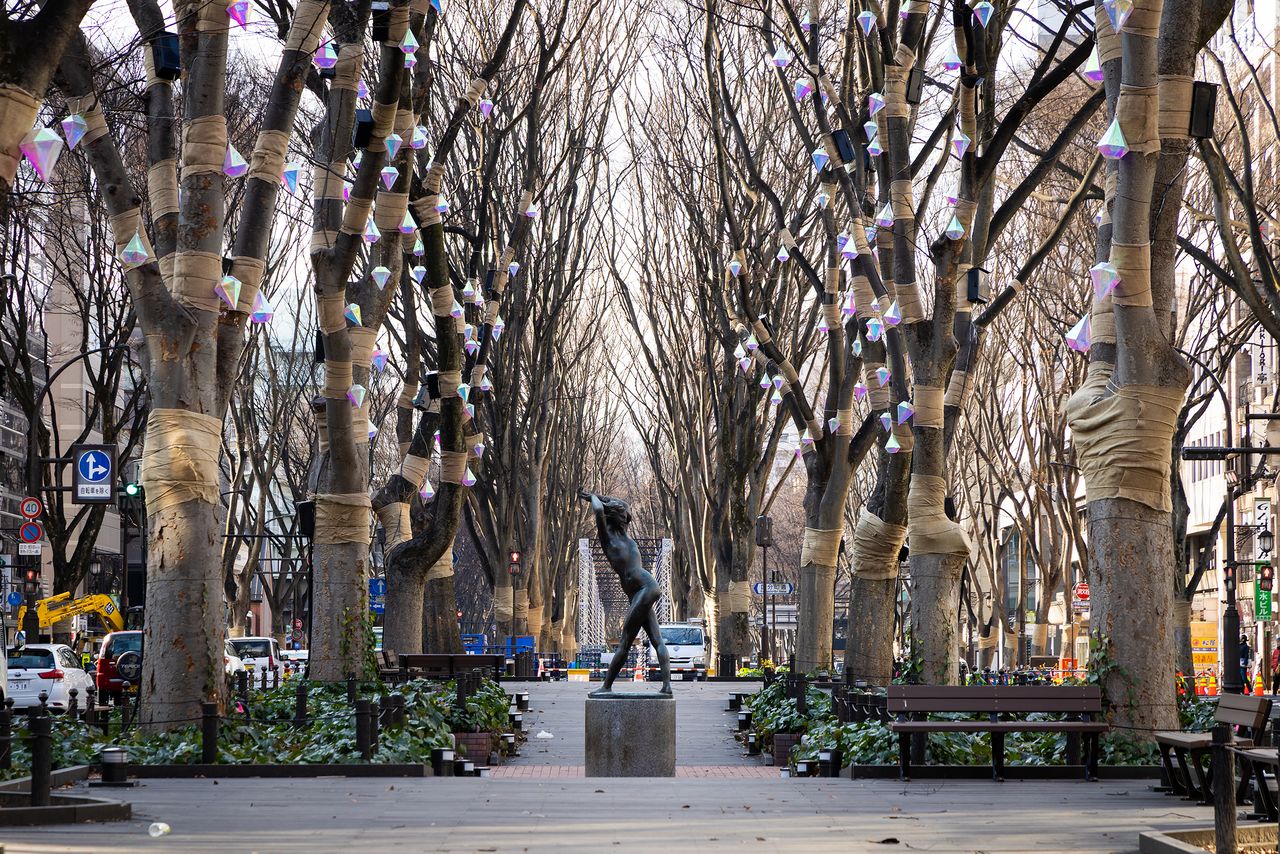 定禅寺通りは彫刻も必見。中央はエミリオ・グレコの「夏の思い出」(撮影:ニッポンドットコム編集部)