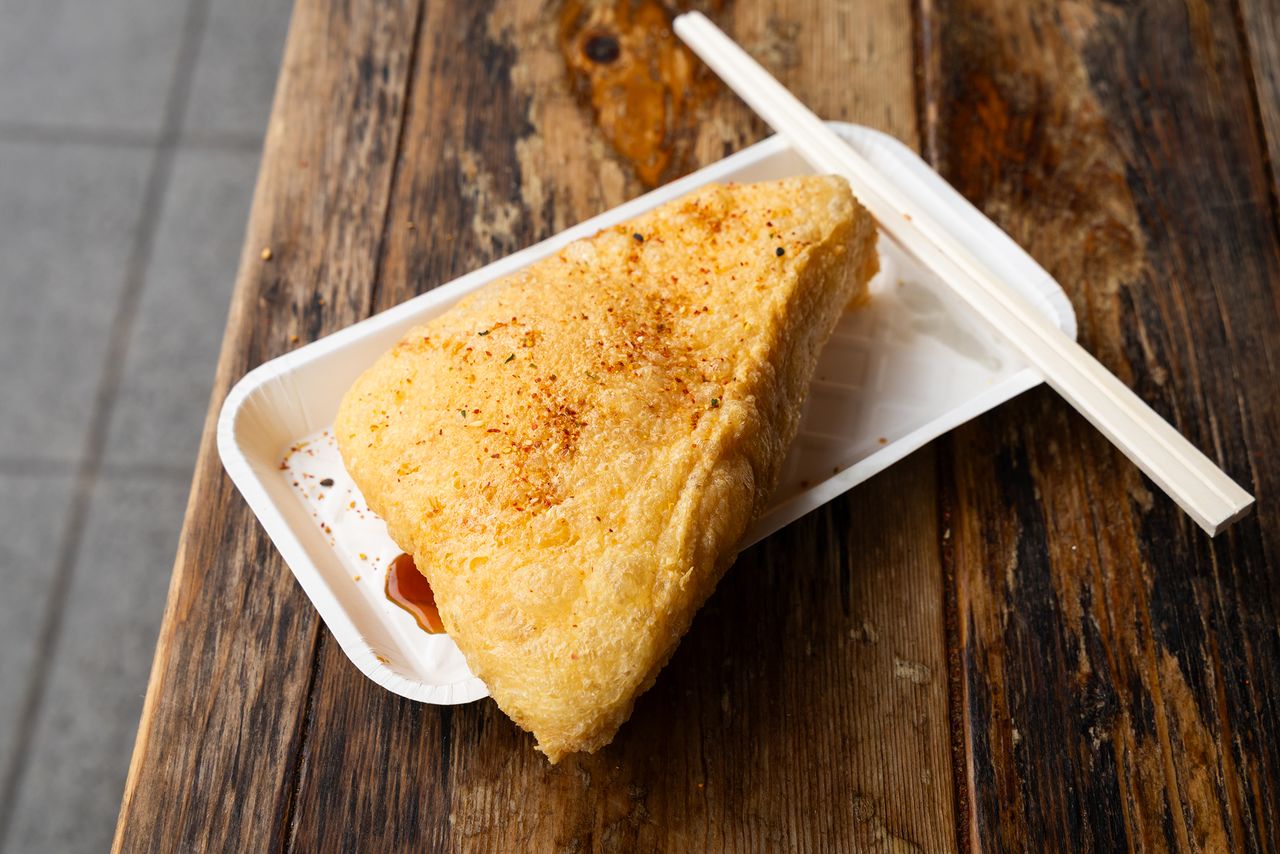 しょうゆとニンニク七味をかけると絶品!(撮影:ニッポンドットコム編集部)