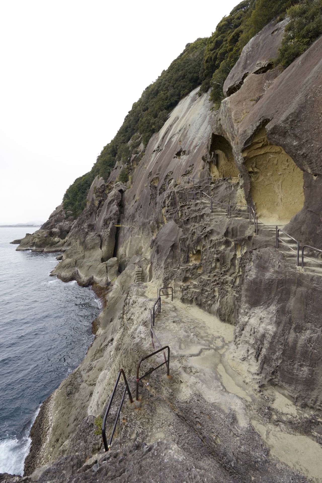 熊野参詣路の奇景「鬼ヶ城」：大坂寛「神のあるところへ」 石の章（19