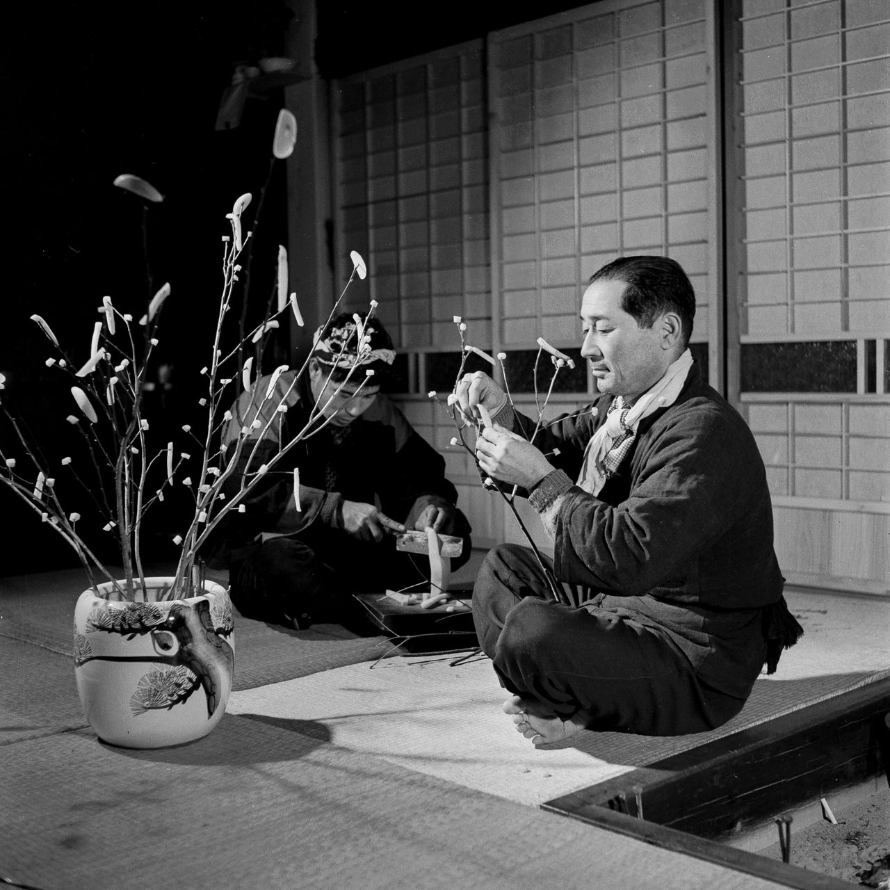正月13日には「正月さま」の替わりに、餅を小枝に刺した造花「餅花」を飾る(芳賀日出男撮影)