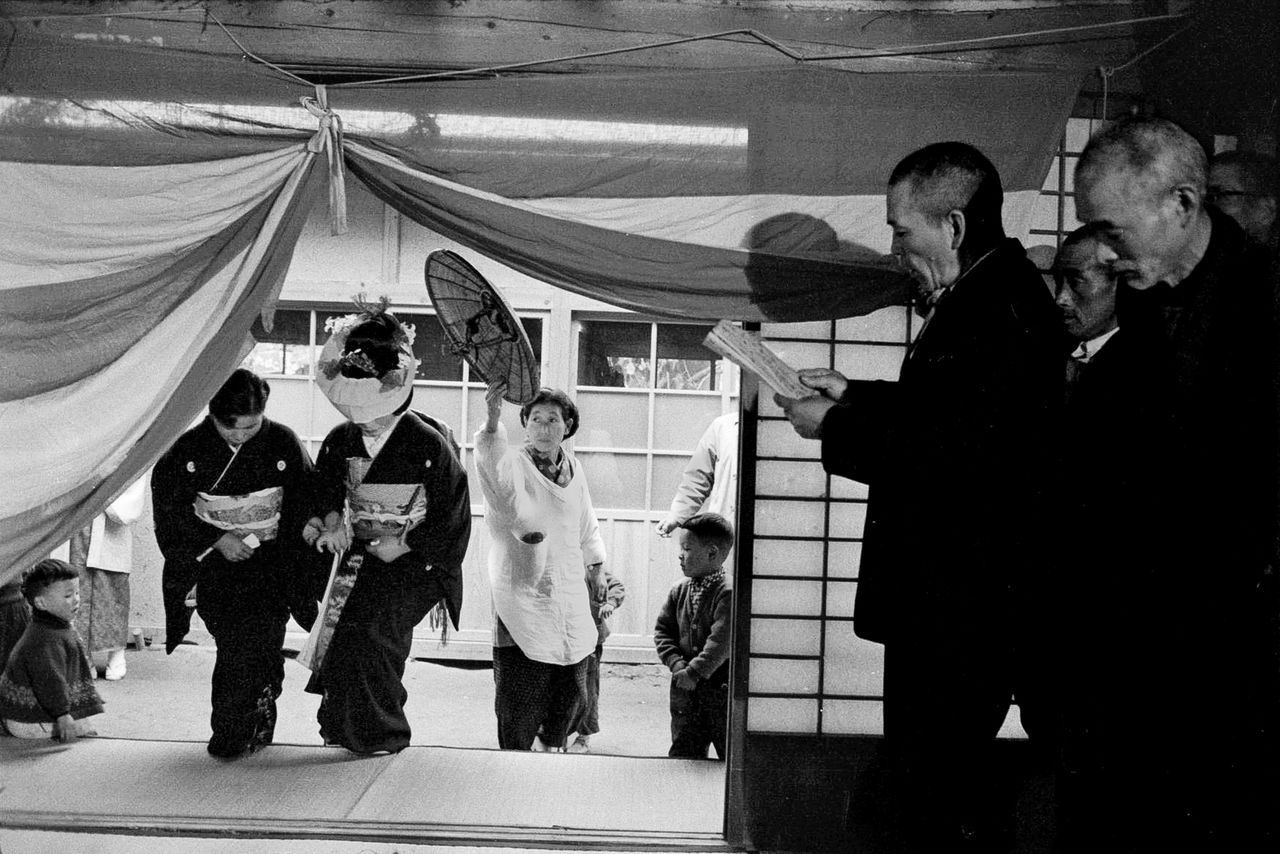 嫁入りのカット。その前後で結納や氏神さまへの報告など、婚儀の一連に密着していた(芳賀日出男撮影)
