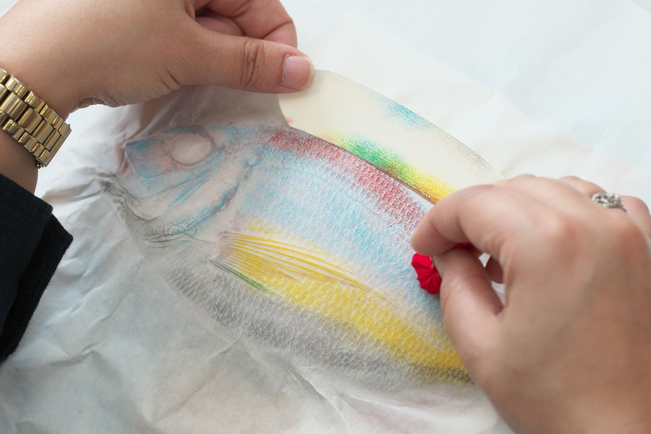 魚の細部をよく観察しながら作業を進める