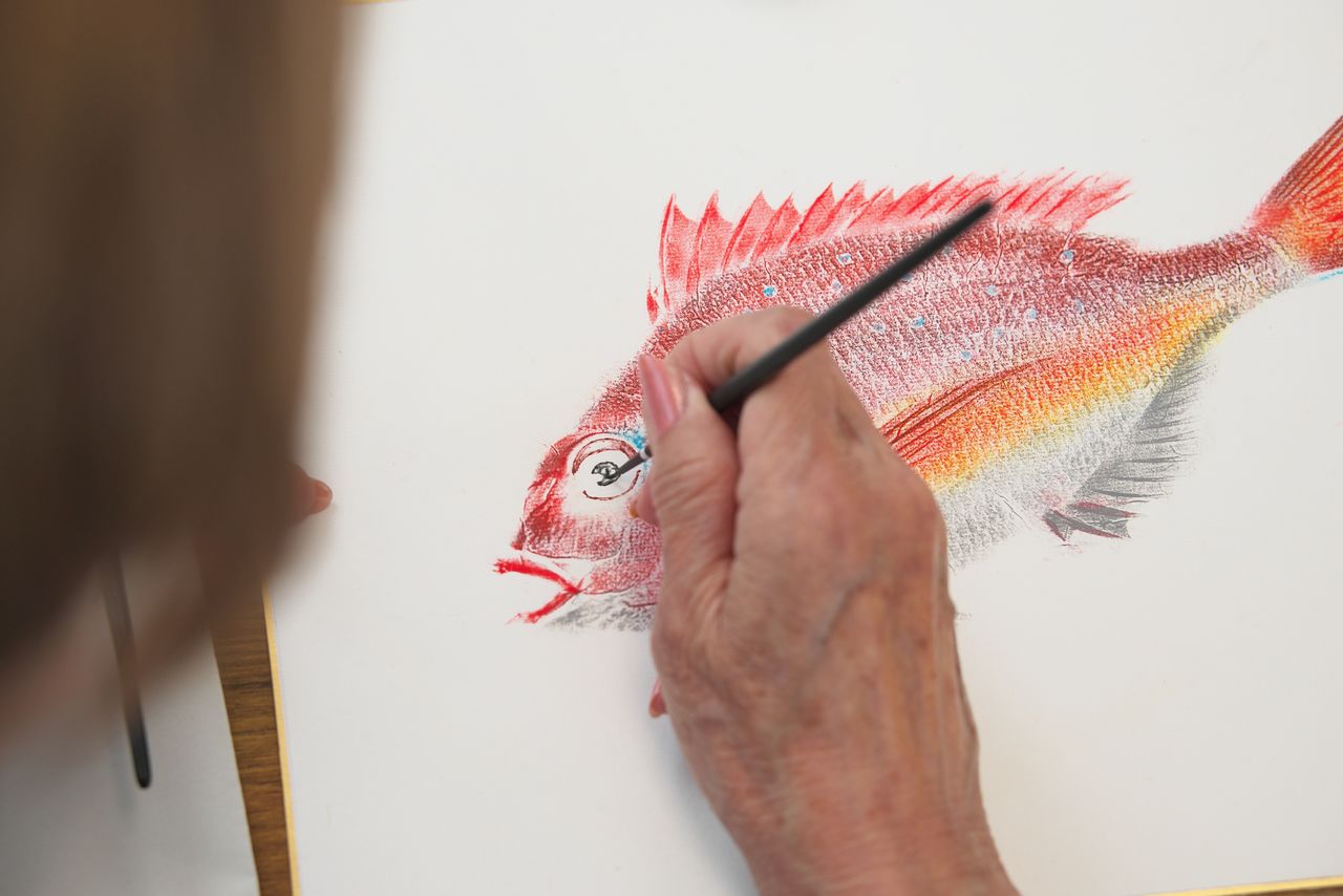 最後に筆で目を描く