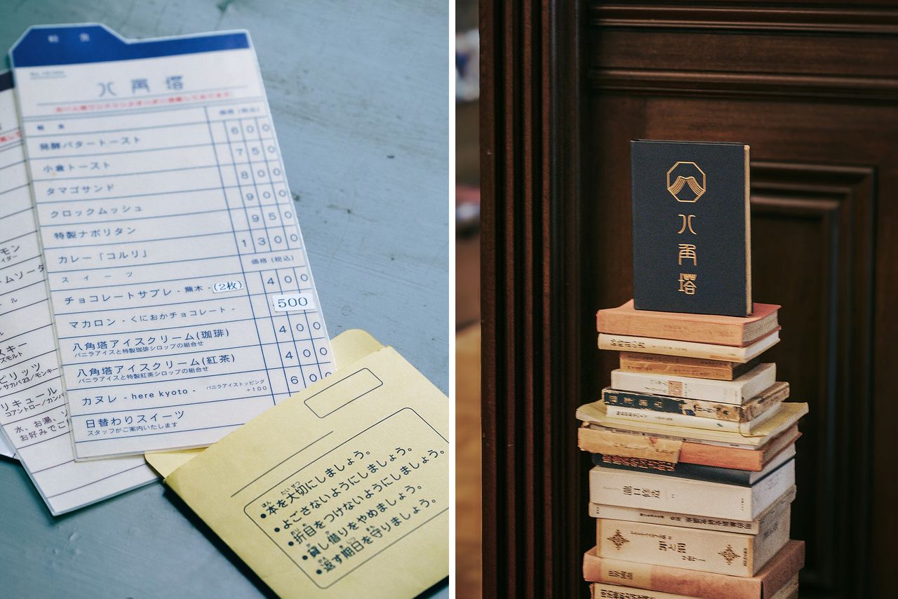 (左)図書カードをイメージしたメニュー(右)カフェ入口の目印は、積み重ねた書物