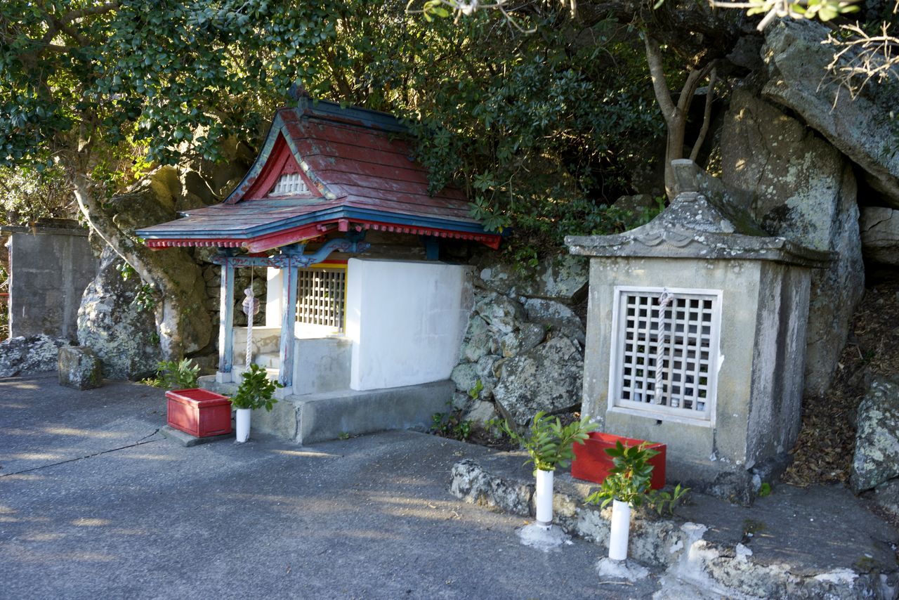 稲荷神社、戎(えびす)神社、地蔵尊の3つの祠が祀(まつ)られる元島。高台から橋杭岩を見渡せる絶景ポイントである 撮影=大坂 寛