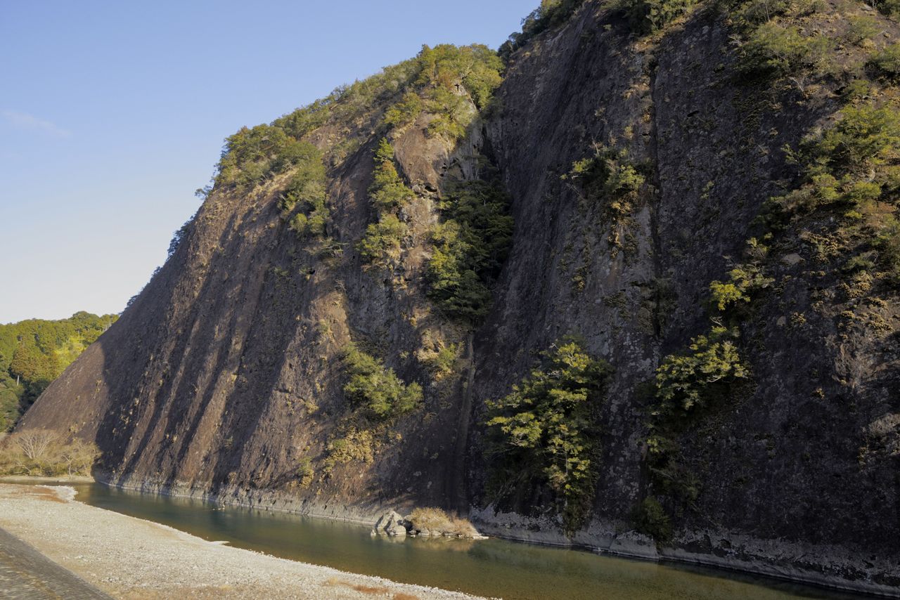 橋杭岩近郊の古座川町にある「古座川の一枚岩」も約1500万年前の火山活動で生まれた。高さ100メートル、幅500メートルの巨岩で、国指定天然記念物である 撮影=大坂 寛