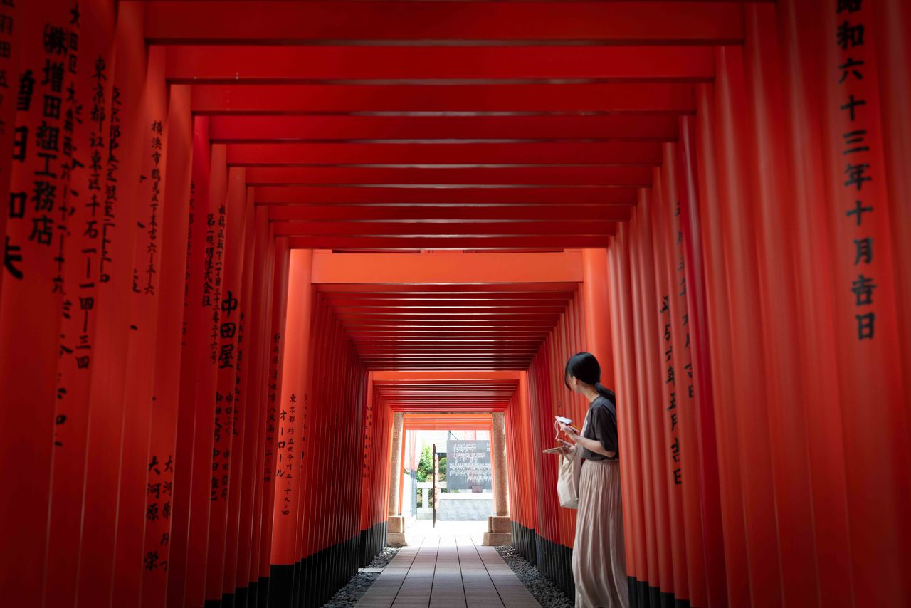 穴守稲荷神社の「千本鳥居」=初沢亜利撮影
