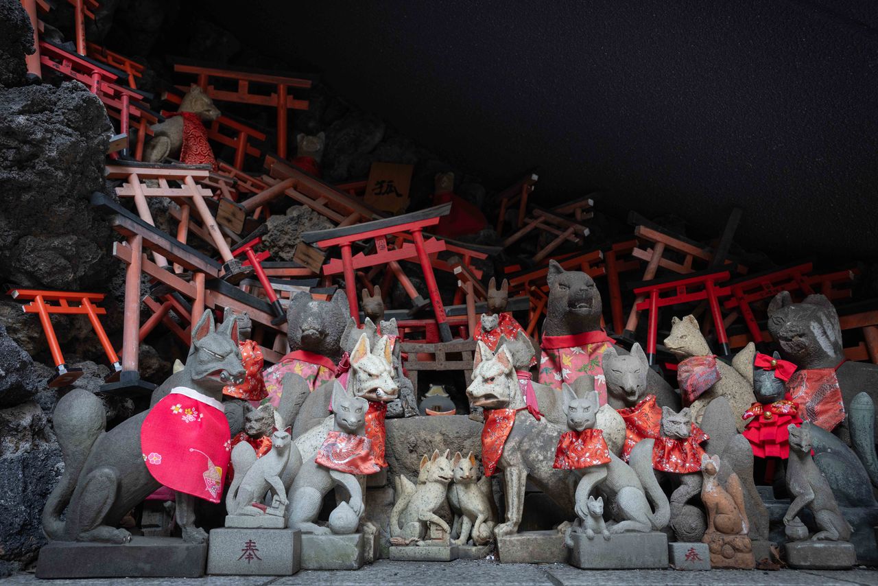 穴守稲荷神社の中にある「狐塚」。稲荷神社で神の使いを表すキツネの像が大量に置かれている=初沢亜利撮影