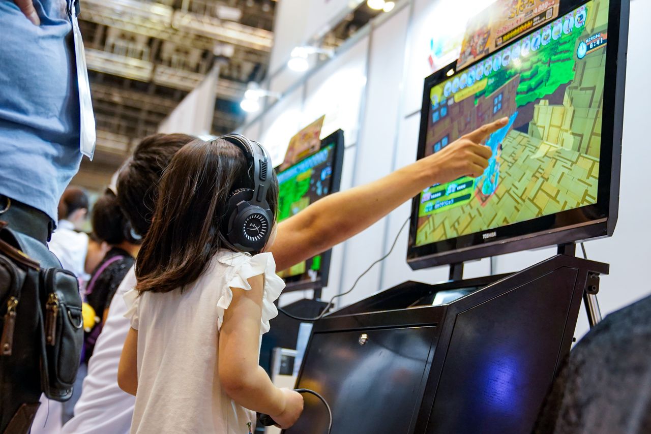 プログラミングが必修科目の現代っ子と、ゲーム世代の親が一緒に遊んで学べるファミリーゲームパーク(CESA提供)