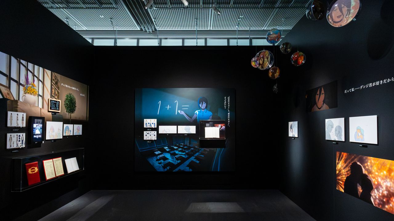 ストーリーに沿って制作資料を展示する『チェンソーマン レゼ篇』エリア