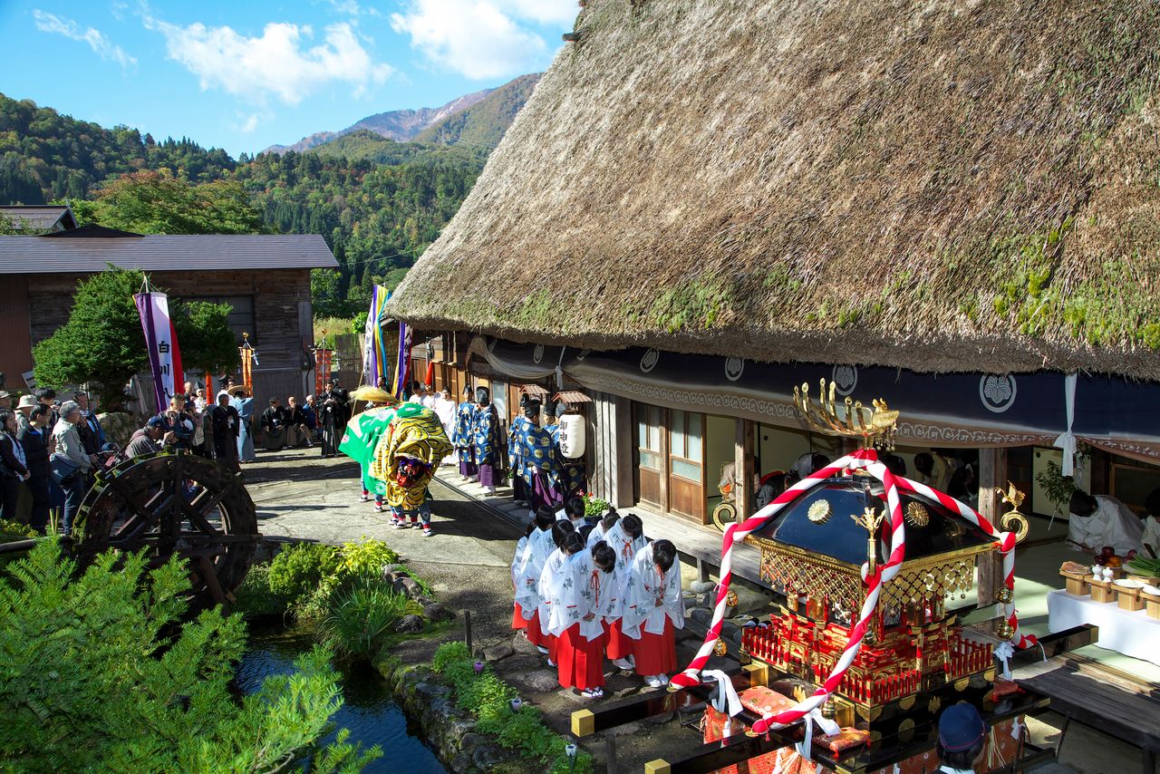 各地区を巡る御神幸行列