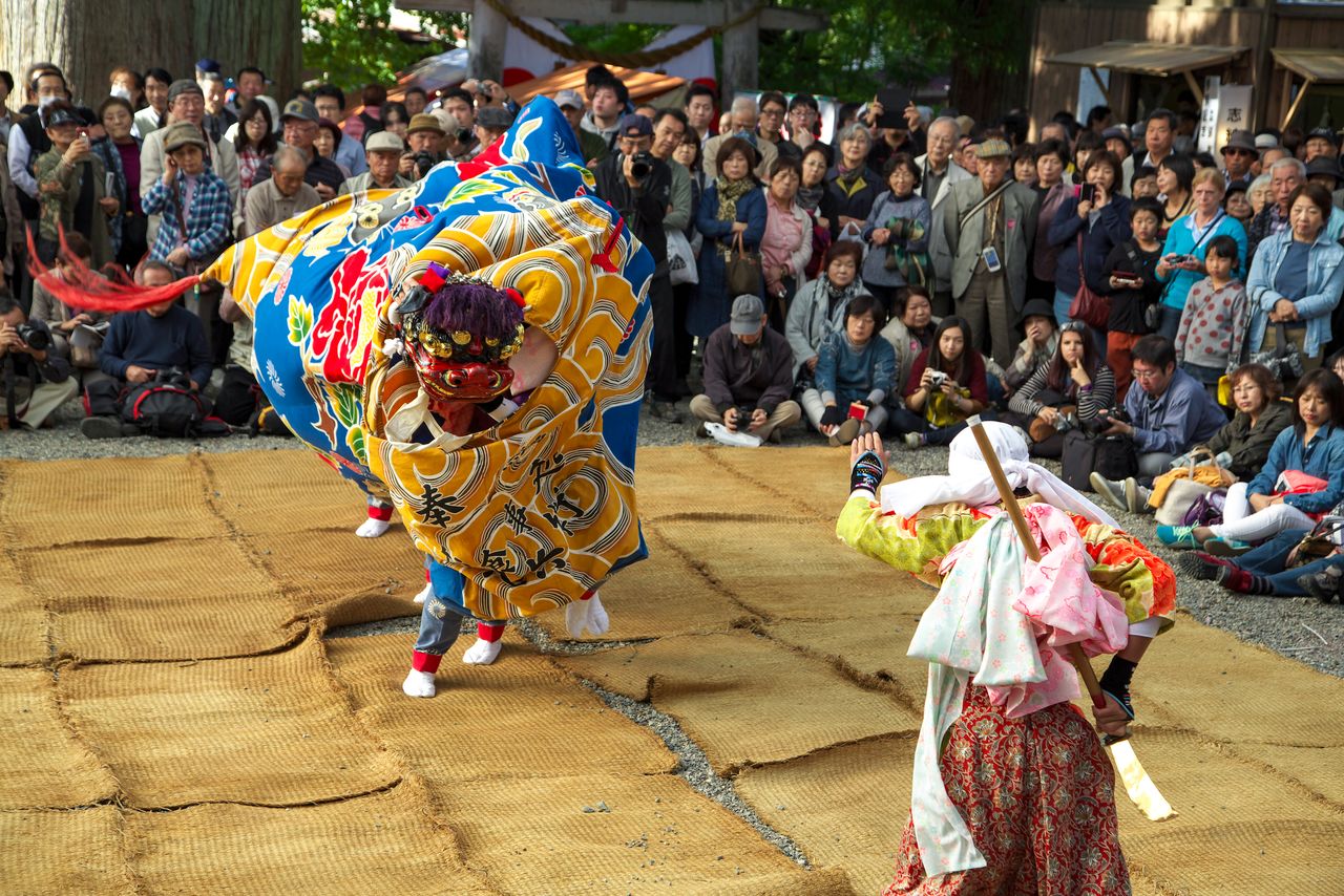 獅子舞をはじめ伝統芸能も盛りだくさん