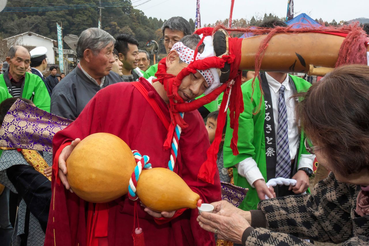 首に下げたひょうたんには3升(5.4リットル)の神酒が入っている