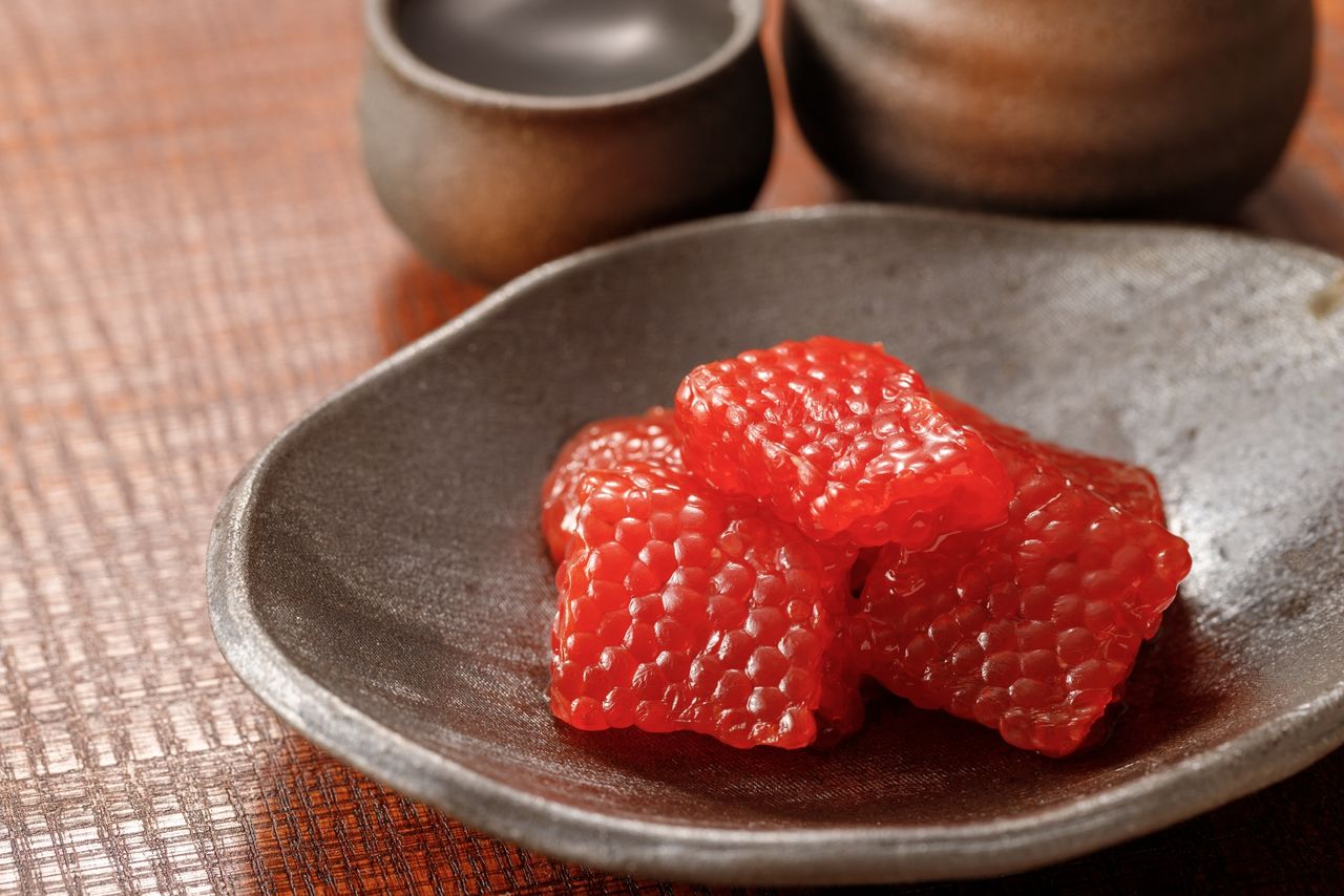 白いご飯にのせるのもいいけれど、日本酒をちびちび飲みながら…(フォトAC)