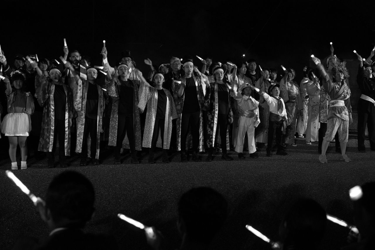 フィナーレ『星のまちHakodate』を熱唱。ペンライトがゆれる