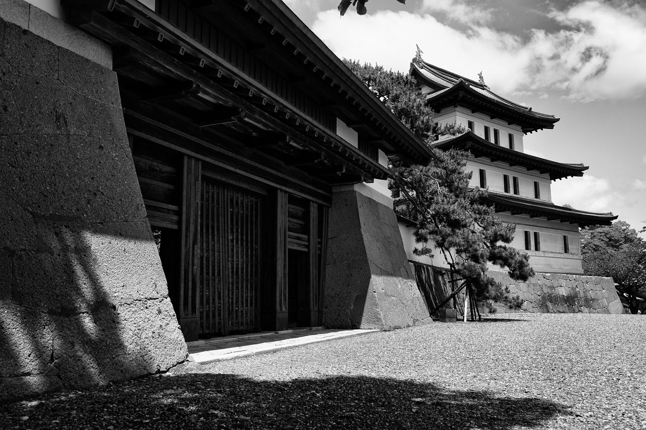 松前城 手前・本丸御門(重要文化財)、奥・天守閣(旧国宝)