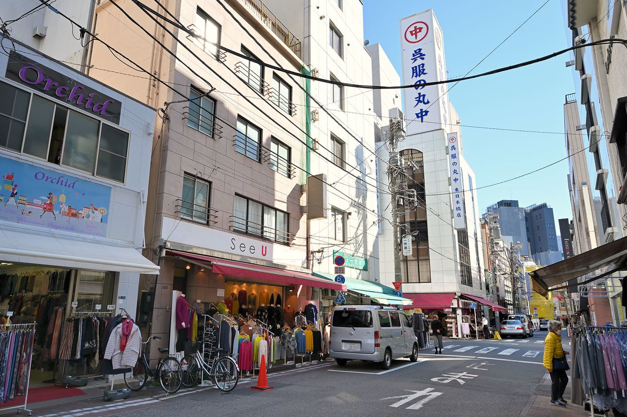 今でも繊維製品の卸問屋が軒を並べる平日の横山町問屋街。多くの路面店では小売販売もしている