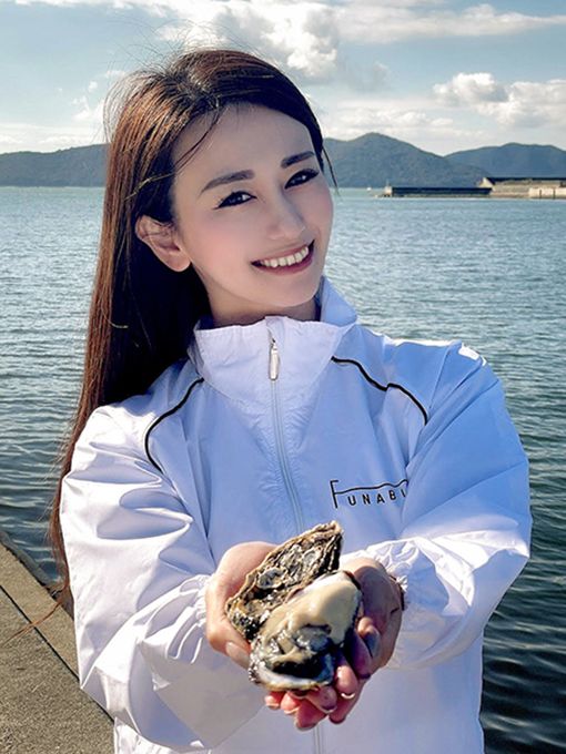 「サムライオイスター」をPRする船曳商店の船曳晶子営業広報部長 写真:船曳商店提供