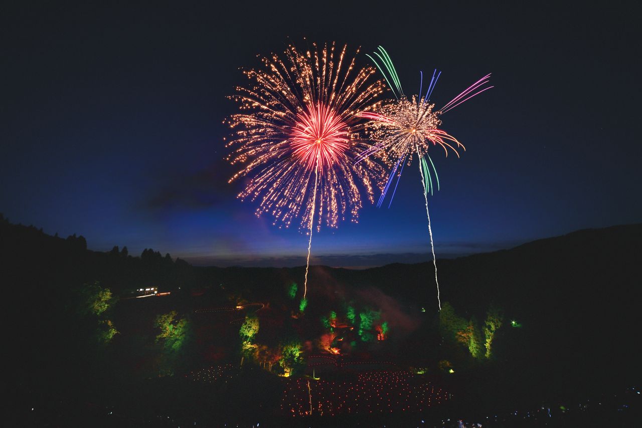 長岡名物の花火も打ち上げられ、幻想的な風景となる　写真提供：長岡観光コンベンション協会