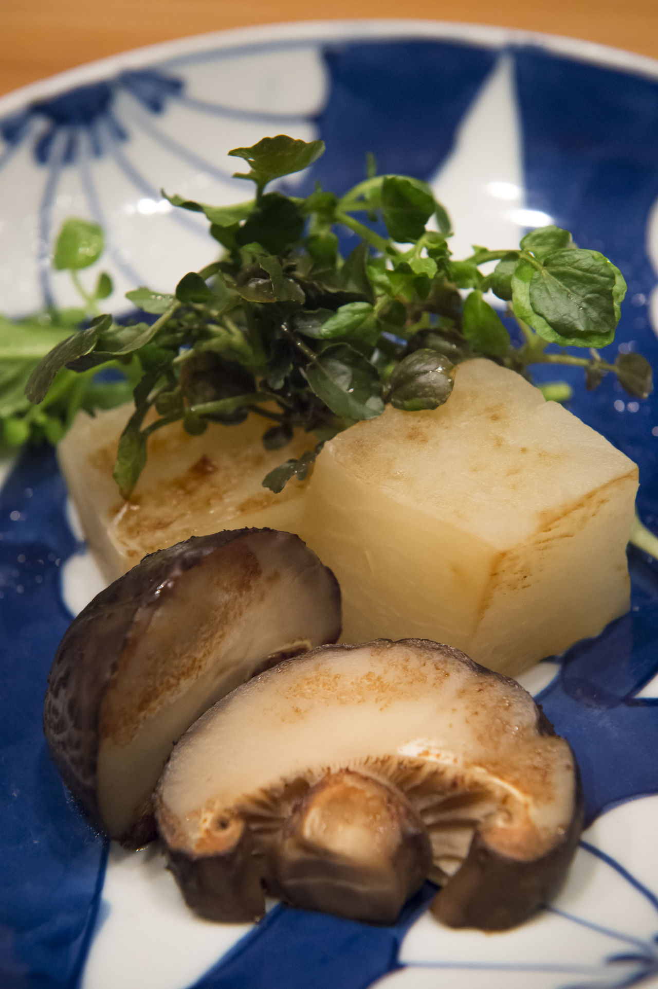 路地もの大根、大根葉の新芽と肉厚の椎茸