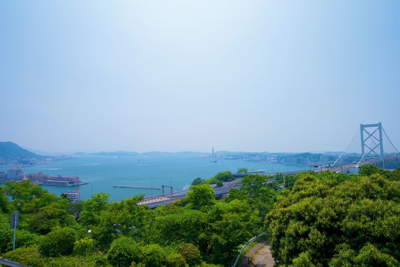 門司の和布刈公園第2展望台から関門海峡を眺める　写真：PIXTA