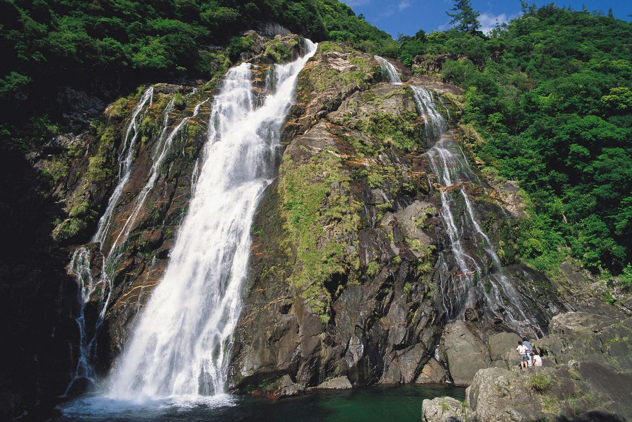 雨が多い屋久島の山には、清流と名瀑（めいばく）が多い。写真は落差88メートルの大川（おおこ）の滝　© K.P.V.B