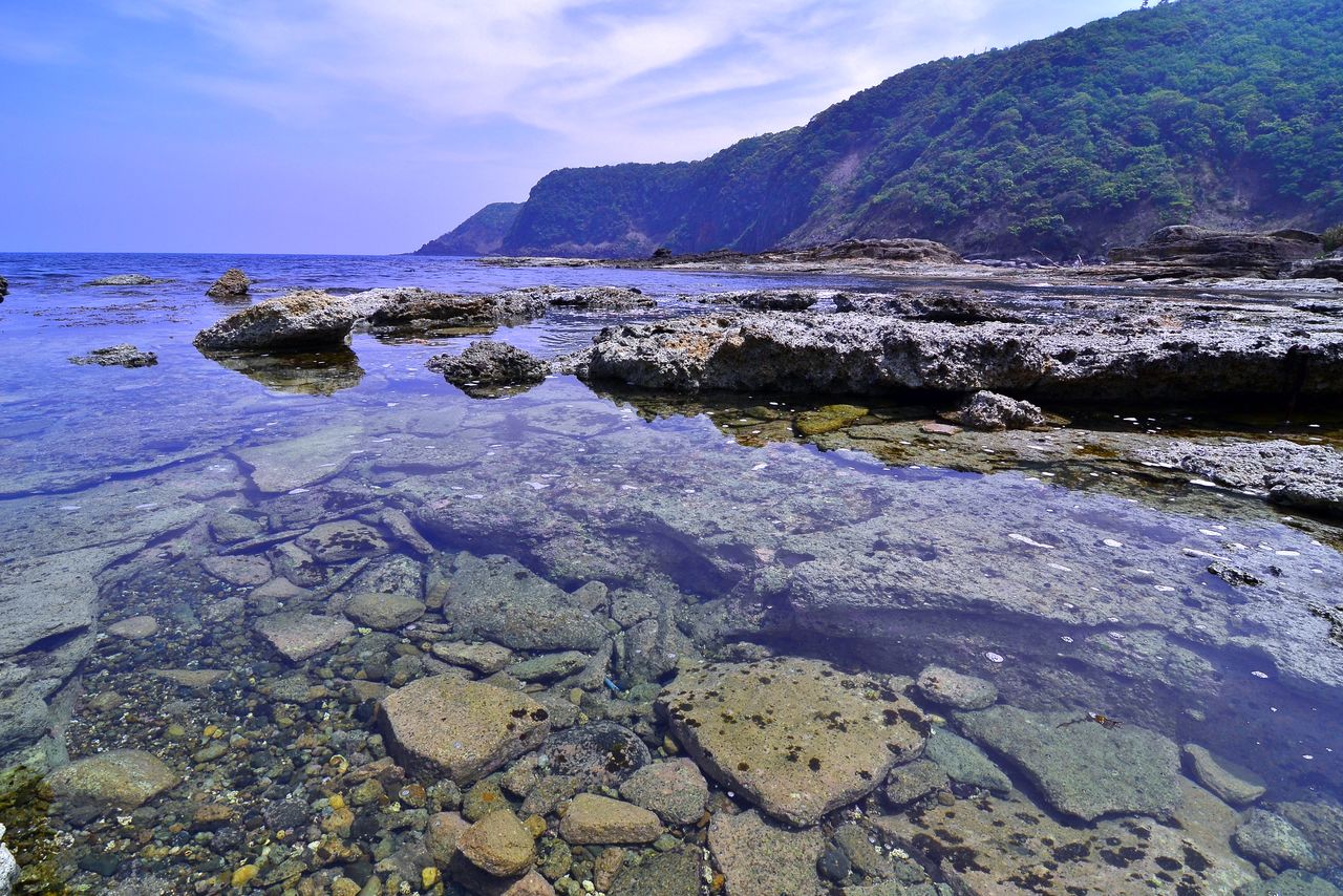 色とりどりの玉石が散らばる五色浜 写真:PIXTA