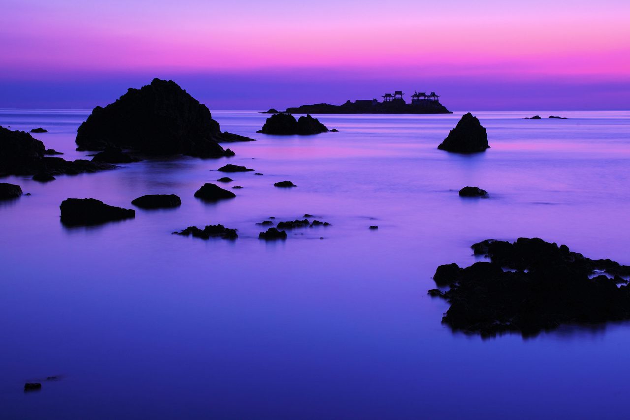 日和山海岸の断崖から岩礁を見下ろす。奥に浮かぶあずまやが建つ島は、浦島太郎が玉手箱を開けた場所と伝わる無人島「後ヶ島(のちがしま)」 写真提供:ひょうご観光本部