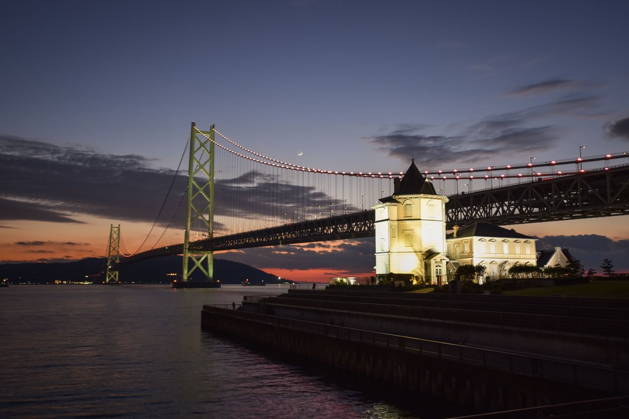 夕暮れの明石海峡大橋 写真提供:ひょうご観光本部