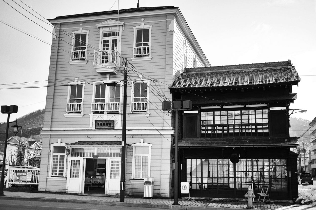 (左)は洋風木造3階建て 旧・堤商会日魯漁業の前身(大正5年築 弁天町)。(右)は「ロマンティコロマンティカ」。スイーツが人気のCafe(2019)