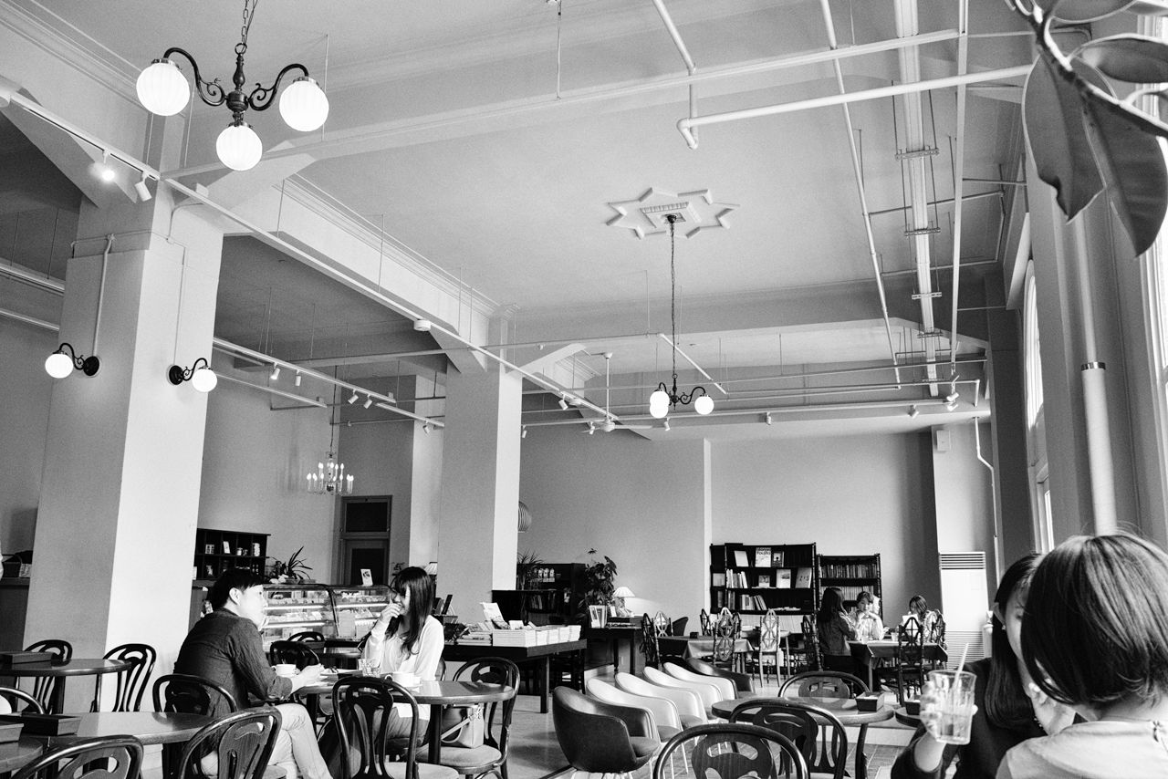 旧・日魯漁業函館支社。現在は、「Cafe&Deli MARUSEN」。しっくいの天井が高い(2019)