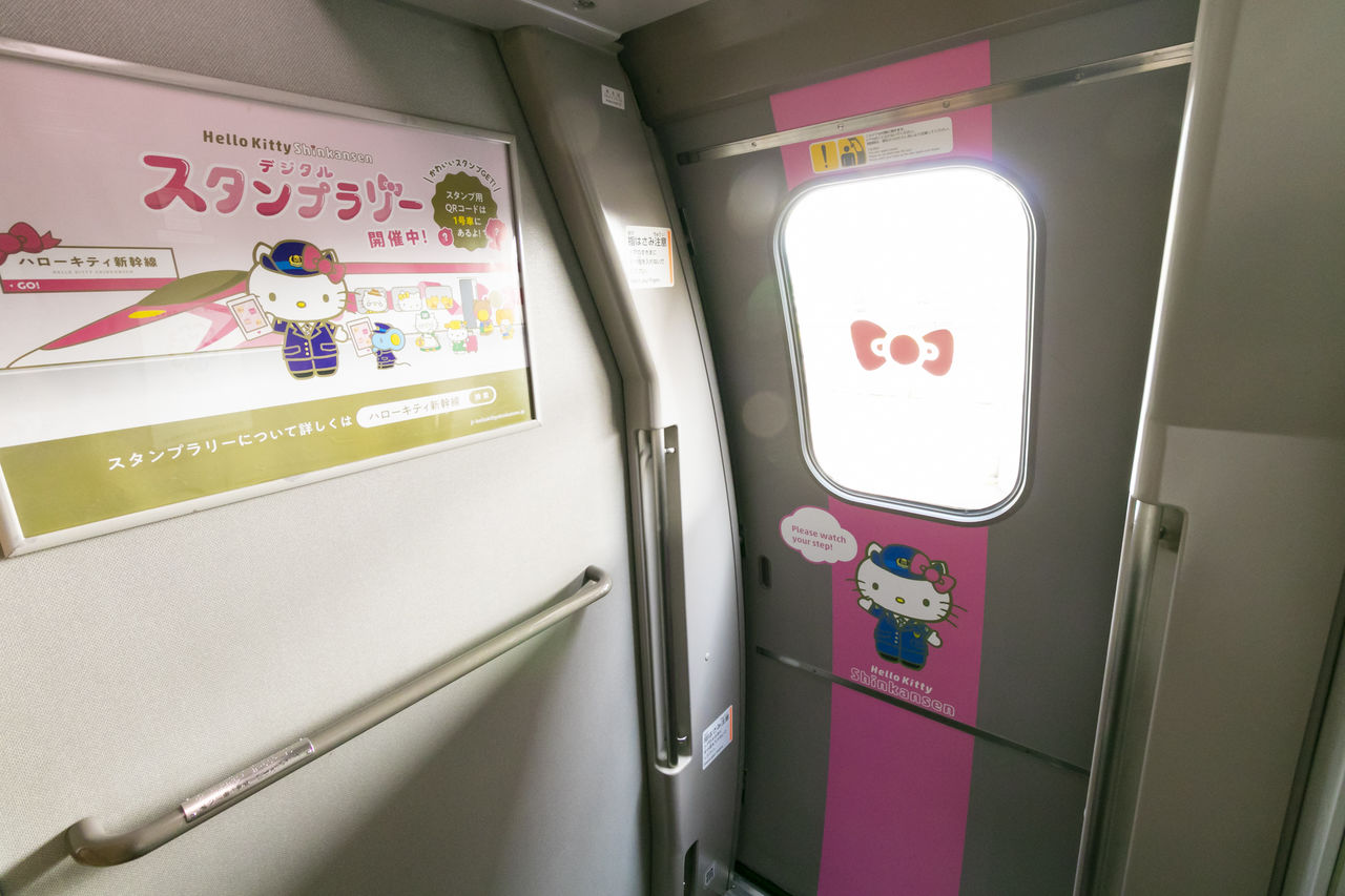 ハローキティ新幹線 が西日本と乗客をつなぐ フォトギャラリー Nippon Com