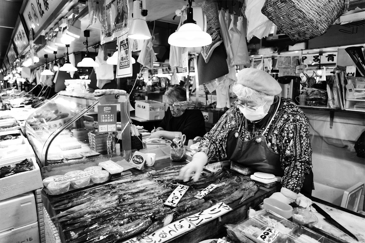 富田鮮魚店のイカ一筋50年のおばあちゃん(2021)