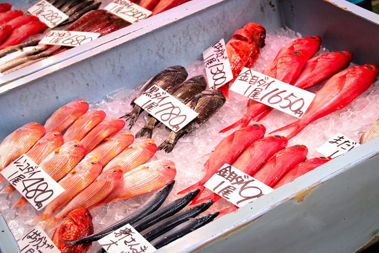 丸ごと1匹売りの魚に挑戦するなど、消費者側の努力も必要　写真：PIXTA